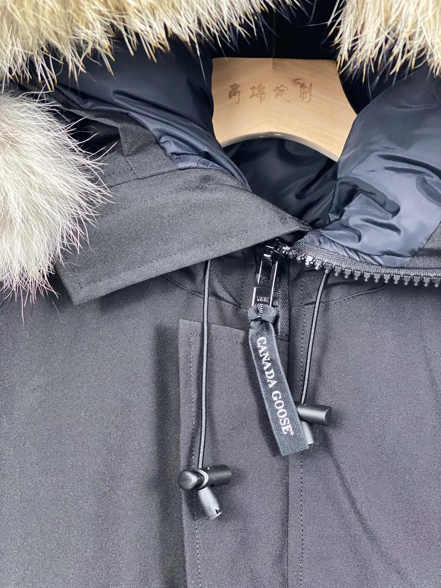 P780 Canada goose/Canada Goose Chilliwack 01 bomber jacket down jacket, authentic original clothing mold, all accessories are customized from the original factory. 💯The softness of the fabric is compared with the original product, and it can be restored by kneading at will (fabric misunderstanding: it is not a high-hardness fabric that is waterproof. Only those who buy the latest authentic version this year will notice the softness and comfort of the fabric) 💯The down is synchronized with the authentic white duck down, fluffy and not clumps, electronically controlled down filling machine. 💯Customized authentic YKK zipper pullers, high hardness and no jamming 💯The fur collar is custom-made from coyote skins in western Canada, the original version has the same origin 💯All workmanship and wiring are controlled by workers with more than ten years of service. They must be horizontal and vertical, and are not crooked. The inner wiring density is more sophisticated. Feel free to compare 💯Goose logo on sleeves, collar label, washed label, hangtag, zipper cord, pocket label, cuff thread, hem thread All details are updated simultaneously with the original product. The best version with the most complete colors. Sizes: XS-XXL (size chart attached below)